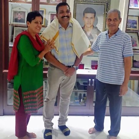 NSG Commando Subedar PV Manesh, Shaurya Chakra visited to Major Sandeep Unnikrishnan Sirs's Home and took blessings from Parents.